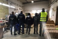 Українці потрапили у рабство на тютюновій фабриці у Польщі