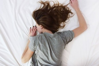 Можна захворіти на рак: лікар розповіла про страшні наслідки безсоння