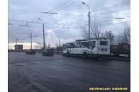 У Луцьку на мосту в тролейбуса відпало колесо (фото)