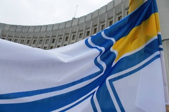 Біля Волинської ОДА підняли прапор ВМС України на підтримку військовополонених моряків (фото)