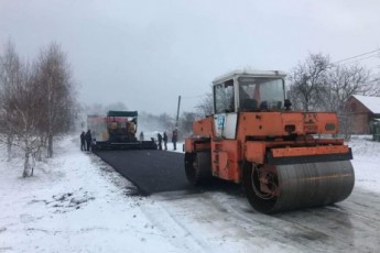 Асфальт на сніг та лід: як у селі під Луцьком ремонтують дорогу (відео)