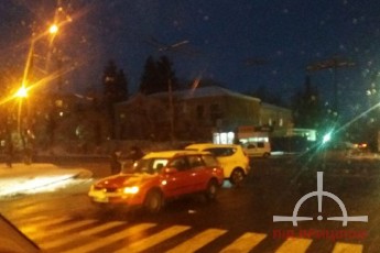 У Луцьку на перехресті зіткнулись дві автівки (фото)