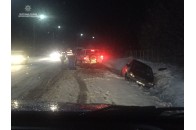 У селі під Луцьком через ожеледицю автівка злетіла з дороги (фото)