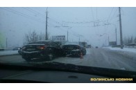 У Луцьку на мосту врізалися два легковики та маршрутка (фото)