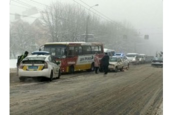 У Луцьку через потрійну ДТП ускладнений рух транспорту (фото, відео)