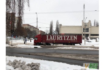 У Луцьку в сніговому заметі застрягла фура (фото)