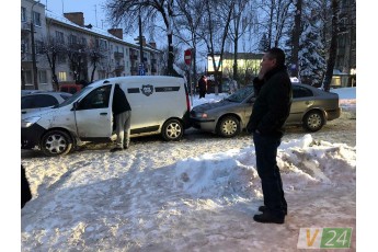 У Луцьку на перехресті зіткнулись дві автівки, рух вулицею заблокований (фото)