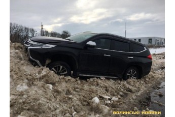 Під Луцьком позашляховик влетів у сніговий замет (фото)