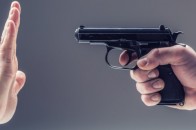 На Волині голосувати на дільницю прийшов агресивний чоловік з пістолетом