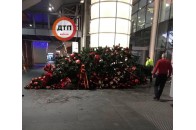 Величезна прикрашена ялинка завалилась у аеропорту 