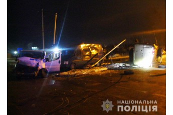 Страшна ДТП сталась на трасі Ковель-Київ, один з автомобілів перекинувся на дах (фото)