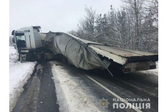 Моторошне зіткнення вантажівок на Харківщині: один з водіїв загинув на місці (Фото)