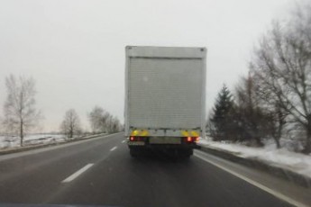 Під Луцьком крига з вантажівки розтрощила лобове скло зустрічному автомобілю