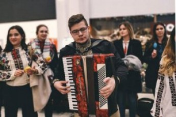 Українці заспівали відому колядку посеред найбільшого торгового центру у Польщі (відео)