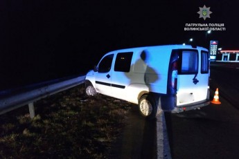 На Волині п’яний водій в’їхав у відбійник