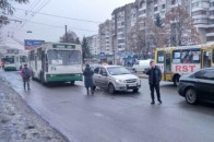Утворився затор: у Луцьку тролейбус врізався у легковик