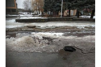 У Ківерцях утворилось провалля посеред дороги біля будинку культури