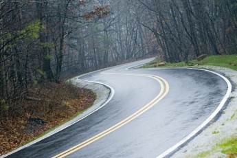 Українських водіїв попередили про мокрі дороги