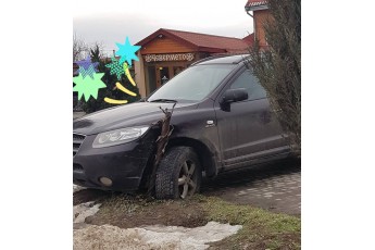 У селі під Луцьком автівка в'їхала у металевий стовп (фото)
