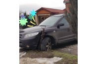 У селі під Луцьком автівка в'їхала у металевий стовп (фото)