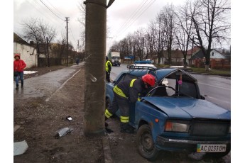 Водія вирізали з авто: на Волині легковик врізався в стовп