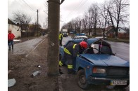 Водія вирізали з авто: на Волині легковик врізався в стовп
