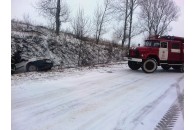 На Волині рятувальники витягали авто, які злетіли з дороги