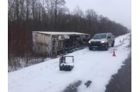 Через погодні умови на Волині вантажівка злетіла у кювет (фото)