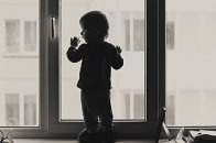 У Луцьку 3-річна дитина, котра залишилась вдома сама, зачинилась зсередини
