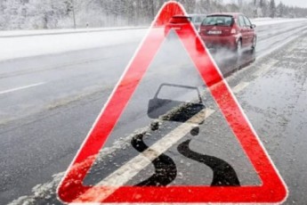 Біля Луцька два автомобілі злетіли з дороги через складні погодні умови