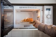 Комаровський розповів, які продукти не можна гріти в мікрохвильовці