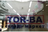 У відомому луцькому супермаркеті продають відкрите печиво, по якому ходять пташки (фото)