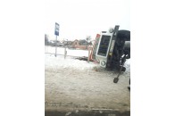 Під Луцьком через ДТП вантажівка злетіла з дороги та перекинулась
