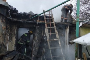 У Луцьку вщент вигоріла господарська будівля (фото)