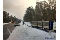 На Волині п'яний водій на фурі злетів з дороги та врізався в дерево (фото)