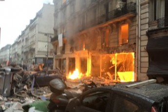 Поранені люди, розбиті вітрини: у Парижі стався потужний вибух