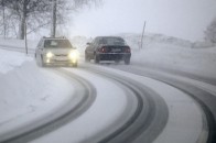 Волинян попереджають про слизьку і засніжену дорогу в області