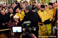 Цілували руки: у Волинському соборі славили не Бога, а Порошенка (відео)