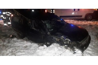 На Волині авто злетіло в кювет через нерозчищену дорогу: водія затисло в салоні (фото)