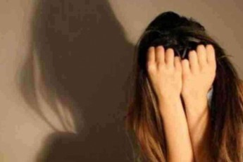Секс-скандал: чоловік розбещував свою 7-річну доньку