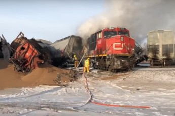 Поїзд зійшов з рейок і загорівся у Канаді (відео)