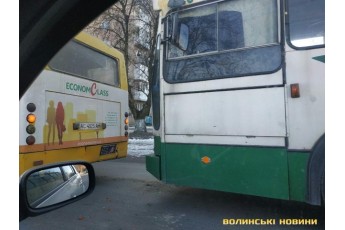 У Луцьку тролейбус врізався у маршрутку (фото)