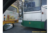 У Луцьку тролейбус врізався у маршрутку (фото)