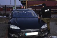На Волині виявили крадену дороговартісну автівку Tesla