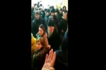 Тітушки з московським попом напали на парафіян УПЦ (відео)