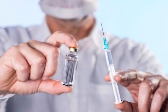 Кір не відступає: у Луцьку медики вакцинували понад 3 тисячі людей