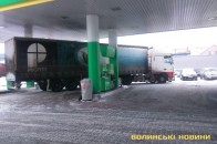 Головні новини Волині 26 січня: У Луцьку вантажівка зачепила бензоколонку та заблокувала роботу АЗС; Ще один волинський храм перейшов від МП до ПЦУ