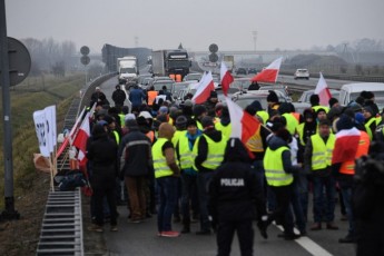 Заблоковані десятки доріг: у Польщі бастують фермери