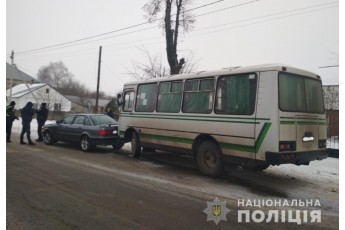 На Волині рейсовий автобус протаранив легковик, постраждалу госпіталізували (Фото)