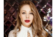 Без макіяжу та в обтислому костюмі: як Тіна Кароль відсвяткувала свій День народження (відео)